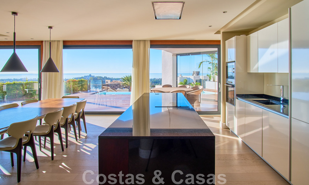 Villa reformada de estilo moderno en venta con impresionantes vistas al mar en urbanización cerrada en Marbella - Benahavis 48359