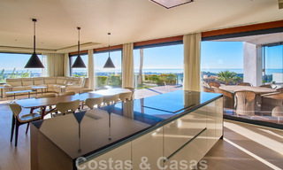 Villa reformada de estilo moderno en venta con impresionantes vistas al mar en urbanización cerrada en Marbella - Benahavis 48360 