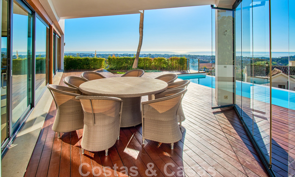 Villa reformada de estilo moderno en venta con impresionantes vistas al mar en urbanización cerrada en Marbella - Benahavis 48361