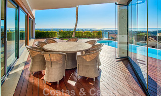 Villa reformada de estilo moderno en venta con impresionantes vistas al mar en urbanización cerrada en Marbella - Benahavis 48361 