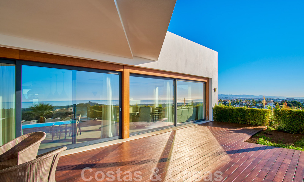 Villa reformada de estilo moderno en venta con impresionantes vistas al mar en urbanización cerrada en Marbella - Benahavis 48363
