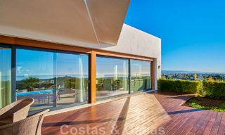 Villa reformada de estilo moderno en venta con impresionantes vistas al mar en urbanización cerrada en Marbella - Benahavis 48363 