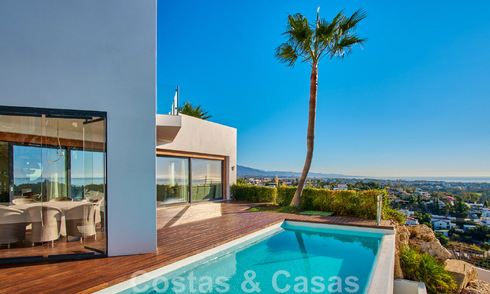 Villa reformada de estilo moderno en venta con impresionantes vistas al mar en urbanización cerrada en Marbella - Benahavis 48364