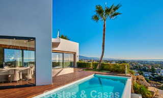 Villa reformada de estilo moderno en venta con impresionantes vistas al mar en urbanización cerrada en Marbella - Benahavis 48364 