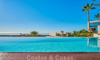 Villa reformada de estilo moderno en venta con impresionantes vistas al mar en urbanización cerrada en Marbella - Benahavis 48365 