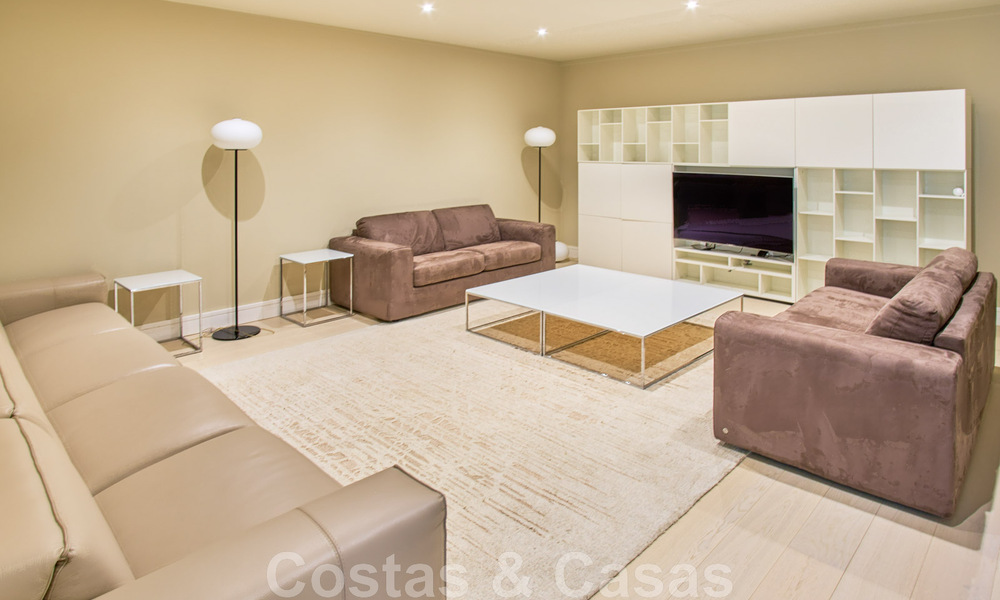 Villa reformada de estilo moderno en venta con impresionantes vistas al mar en urbanización cerrada en Marbella - Benahavis 48369