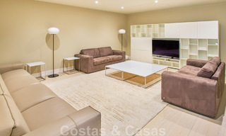 Villa reformada de estilo moderno en venta con impresionantes vistas al mar en urbanización cerrada en Marbella - Benahavis 48369 