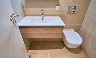 Villa reformada de estilo moderno en venta con impresionantes vistas al mar en urbanización cerrada en Marbella - Benahavis 48370 