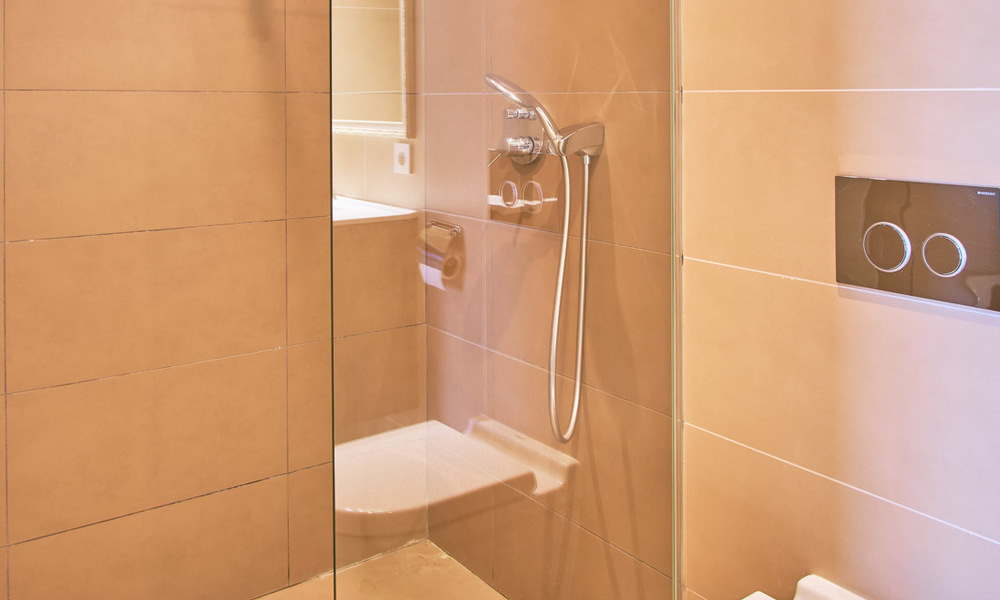 Villa reformada de estilo moderno en venta con impresionantes vistas al mar en urbanización cerrada en Marbella - Benahavis 48372