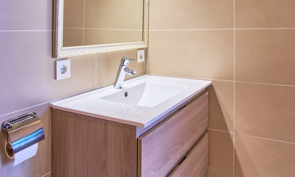 Villa reformada de estilo moderno en venta con impresionantes vistas al mar en urbanización cerrada en Marbella - Benahavis 48373