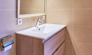 Villa reformada de estilo moderno en venta con impresionantes vistas al mar en urbanización cerrada en Marbella - Benahavis 48373 