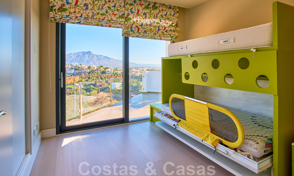 Villa reformada de estilo moderno en venta con impresionantes vistas al mar en urbanización cerrada en Marbella - Benahavis 48374