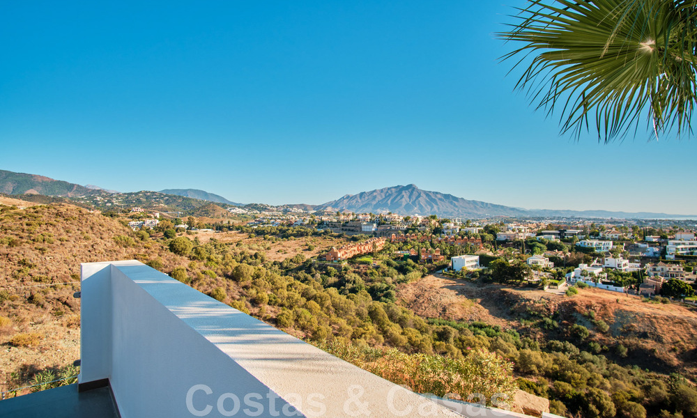 Villa reformada de estilo moderno en venta con impresionantes vistas al mar en urbanización cerrada en Marbella - Benahavis 48376