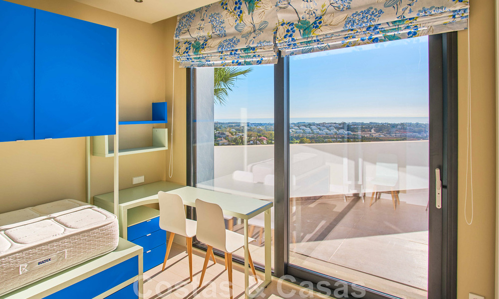 Villa reformada de estilo moderno en venta con impresionantes vistas al mar en urbanización cerrada en Marbella - Benahavis 48378