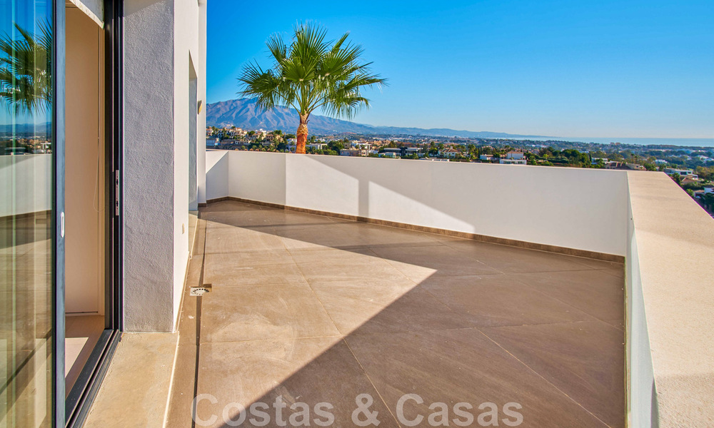 Villa reformada de estilo moderno en venta con impresionantes vistas al mar en urbanización cerrada en Marbella - Benahavis 48380