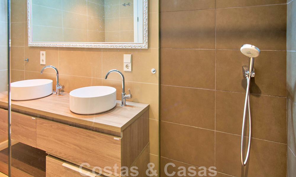 Villa reformada de estilo moderno en venta con impresionantes vistas al mar en urbanización cerrada en Marbella - Benahavis 48381