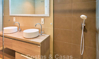 Villa reformada de estilo moderno en venta con impresionantes vistas al mar en urbanización cerrada en Marbella - Benahavis 48381 