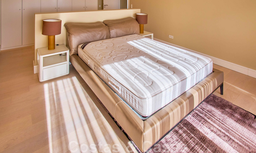 Villa reformada de estilo moderno en venta con impresionantes vistas al mar en urbanización cerrada en Marbella - Benahavis 48382