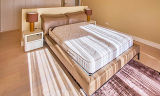 Villa reformada de estilo moderno en venta con impresionantes vistas al mar en urbanización cerrada en Marbella - Benahavis 48382 