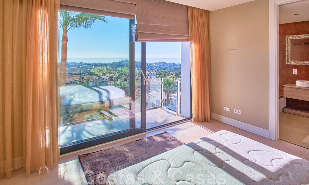Villa reformada de estilo moderno en venta con impresionantes vistas al mar en urbanización cerrada en Marbella - Benahavis 48383