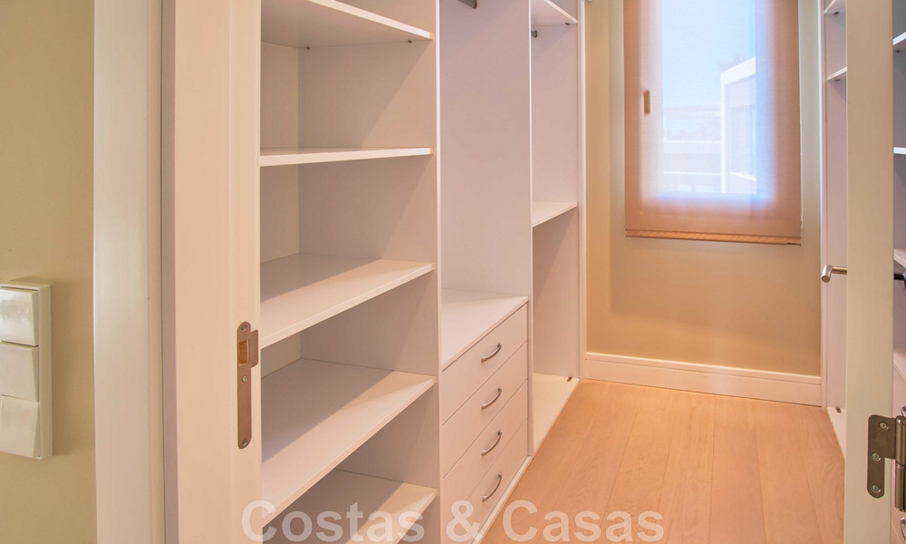 Villa reformada de estilo moderno en venta con impresionantes vistas al mar en urbanización cerrada en Marbella - Benahavis 48385