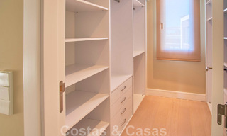 Villa reformada de estilo moderno en venta con impresionantes vistas al mar en urbanización cerrada en Marbella - Benahavis 48385 