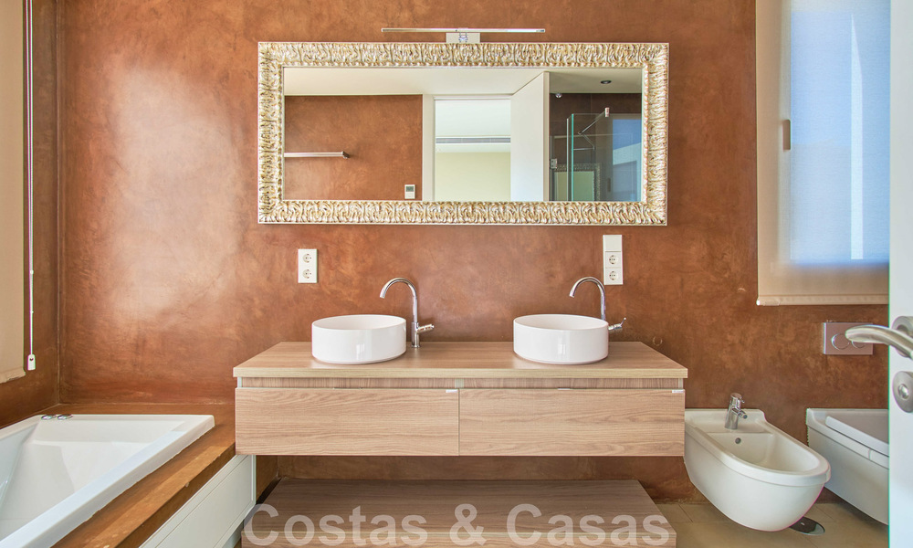 Villa reformada de estilo moderno en venta con impresionantes vistas al mar en urbanización cerrada en Marbella - Benahavis 48386