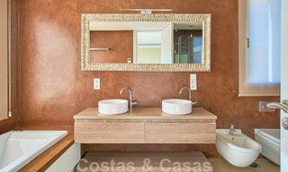 Villa reformada de estilo moderno en venta con impresionantes vistas al mar en urbanización cerrada en Marbella - Benahavis 48386 