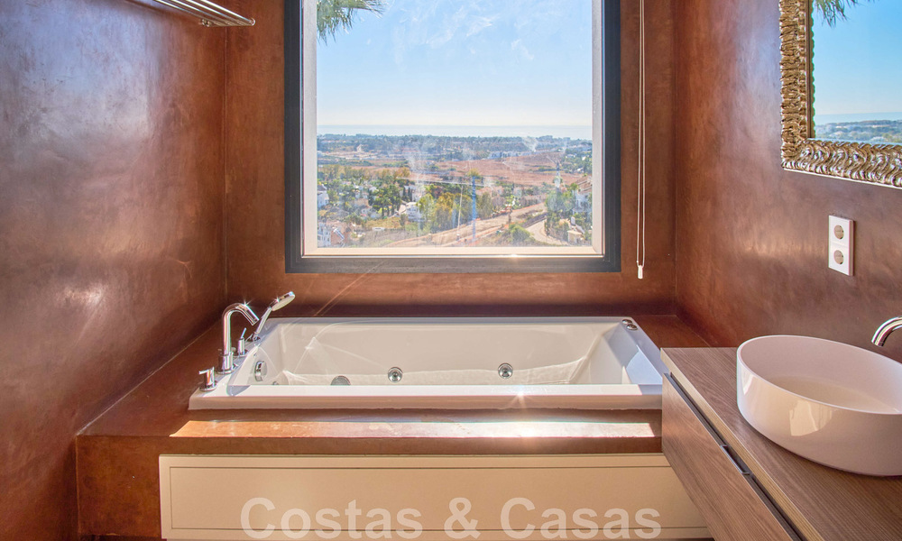 Villa reformada de estilo moderno en venta con impresionantes vistas al mar en urbanización cerrada en Marbella - Benahavis 48387