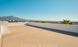 Villa reformada de estilo moderno en venta con impresionantes vistas al mar en urbanización cerrada en Marbella - Benahavis 48389 