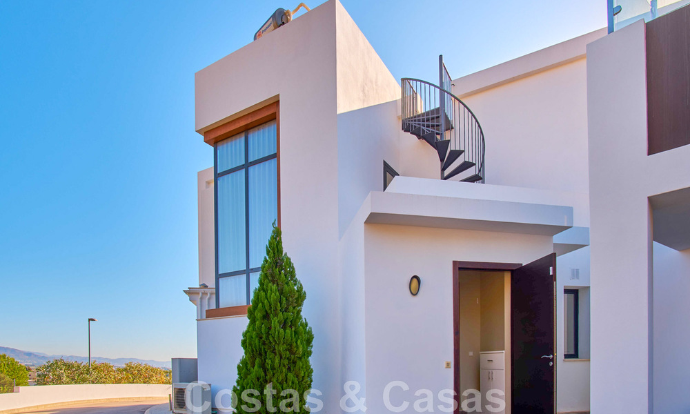 Villa reformada de estilo moderno en venta con impresionantes vistas al mar en urbanización cerrada en Marbella - Benahavis 48390