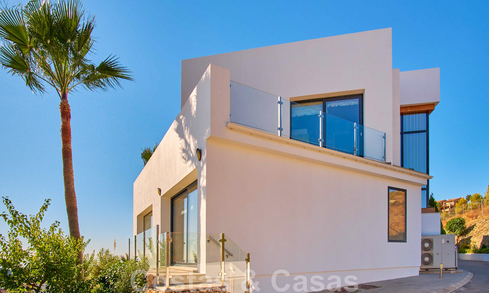 Villa reformada de estilo moderno en venta con impresionantes vistas al mar en urbanización cerrada en Marbella - Benahavis 48391
