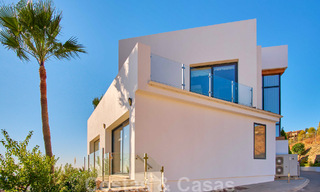 Villa reformada de estilo moderno en venta con impresionantes vistas al mar en urbanización cerrada en Marbella - Benahavis 48391 