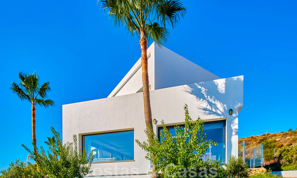 Villa reformada de estilo moderno en venta con impresionantes vistas al mar en urbanización cerrada en Marbella - Benahavis 48392