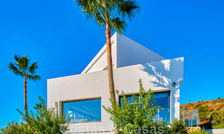 Villa reformada de estilo moderno en venta con impresionantes vistas al mar en urbanización cerrada en Marbella - Benahavis 48392 