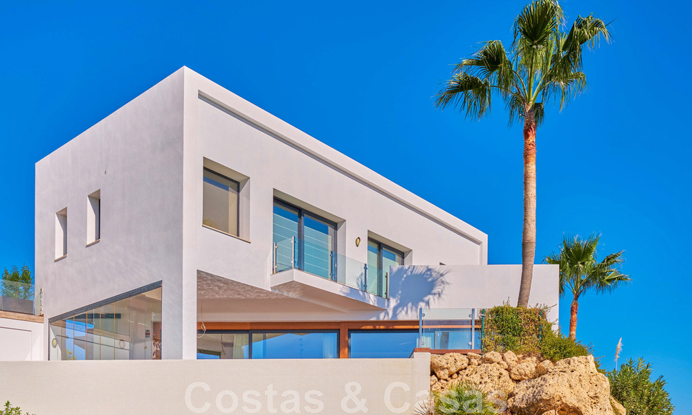 Villa reformada de estilo moderno en venta con impresionantes vistas al mar en urbanización cerrada en Marbella - Benahavis 48394