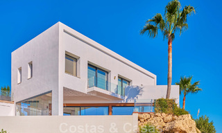Villa reformada de estilo moderno en venta con impresionantes vistas al mar en urbanización cerrada en Marbella - Benahavis 48394 
