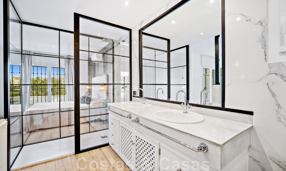 Villa andaluza de lujo en venta junto a campo de golf, con vistas al mar, en zona muy solicitada en Marbella Este 48326