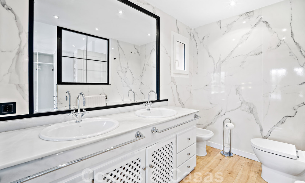 Villa andaluza de lujo en venta junto a campo de golf, con vistas al mar, en zona muy solicitada en Marbella Este 48327