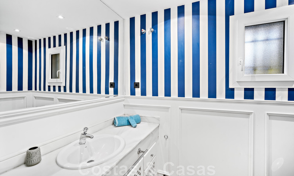 Villa andaluza de lujo en venta junto a campo de golf, con vistas al mar, en zona muy solicitada en Marbella Este 48328