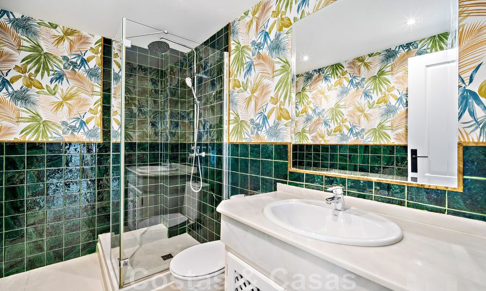 Villa andaluza de lujo en venta junto a campo de golf, con vistas al mar, en zona muy solicitada en Marbella Este 48331