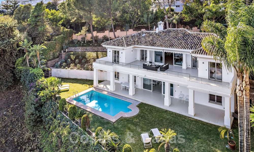Villa andaluza de lujo en venta junto a campo de golf, con vistas al mar, en zona muy solicitada en Marbella Este 48333