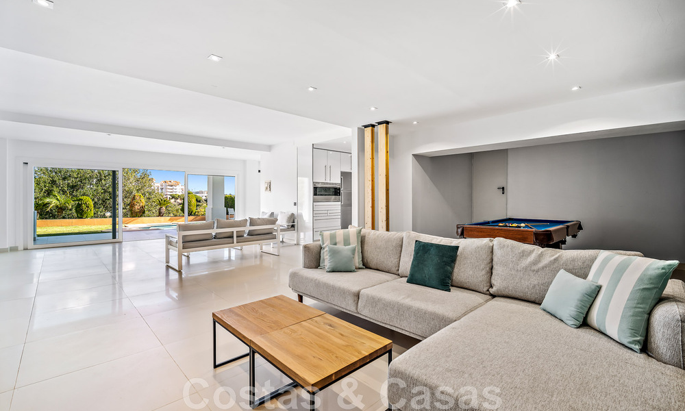 Villa andaluza de lujo en venta junto a campo de golf, con vistas al mar, en zona muy solicitada en Marbella Este 48337