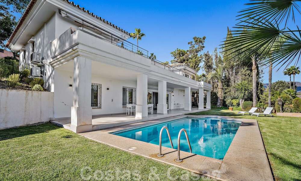 Villa andaluza de lujo en venta junto a campo de golf, con vistas al mar, en zona muy solicitada en Marbella Este 48340