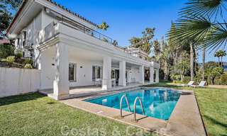 Villa andaluza de lujo en venta junto a campo de golf, con vistas al mar, en zona muy solicitada en Marbella Este 48340 