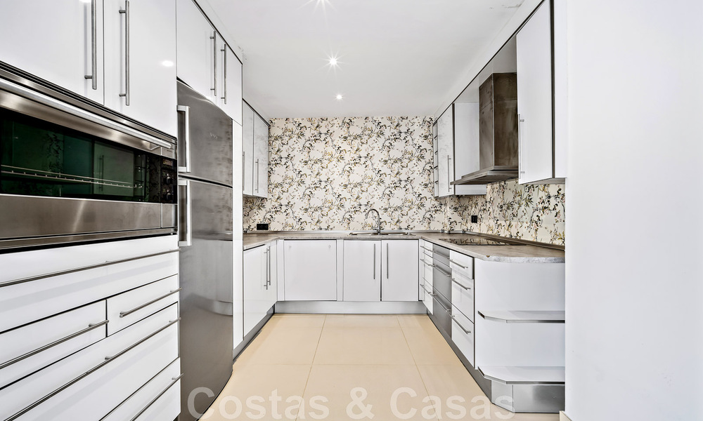 Villa andaluza de lujo en venta junto a campo de golf, con vistas al mar, en zona muy solicitada en Marbella Este 48341