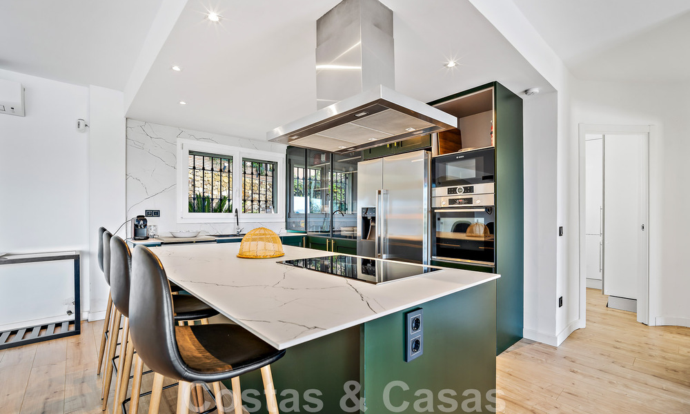 Villa andaluza de lujo en venta junto a campo de golf, con vistas al mar, en zona muy solicitada en Marbella Este 48343