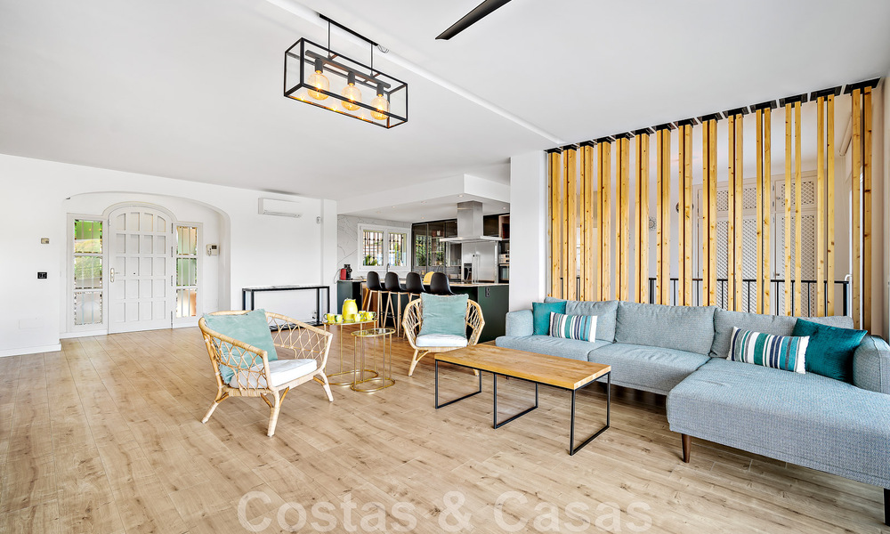 Villa andaluza de lujo en venta junto a campo de golf, con vistas al mar, en zona muy solicitada en Marbella Este 48345