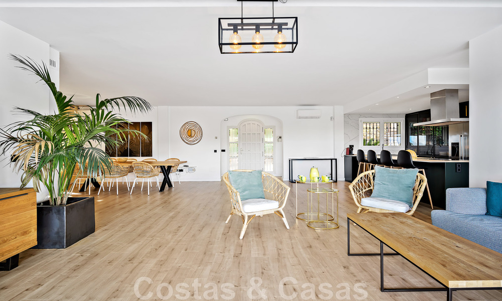 Villa andaluza de lujo en venta junto a campo de golf, con vistas al mar, en zona muy solicitada en Marbella Este 48346