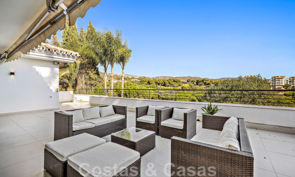 Villa andaluza de lujo en venta junto a campo de golf, con vistas al mar, en zona muy solicitada en Marbella Este 48347